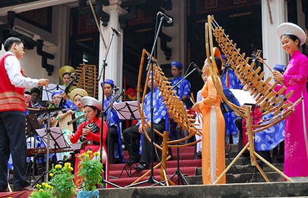 Các “chấm đen” không làm văn hóa Việt tối màu