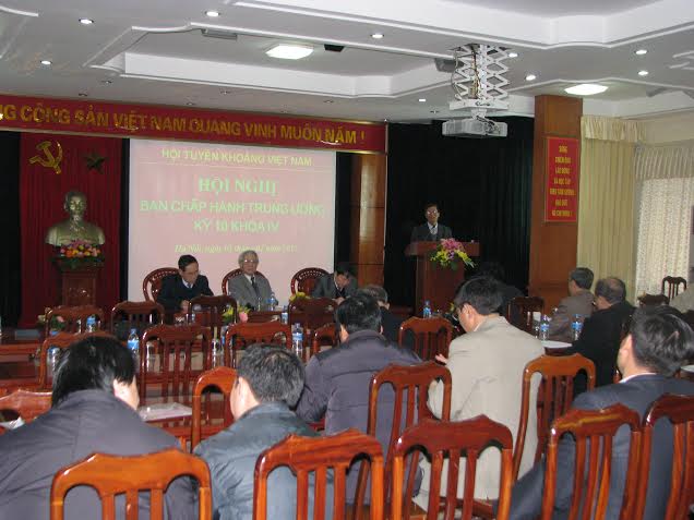 Nghị quyết Hội nghị BCHTW kỳ 10/IV
