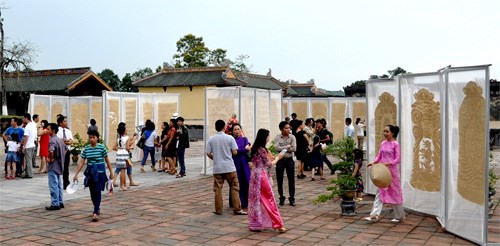Vẽ tranh trên giấy tre nghệ thuật