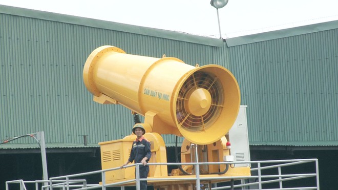 Tổng giám đốc TKV kiểm tra việc thử nghiệm máy phun sương dập bụi cao áp