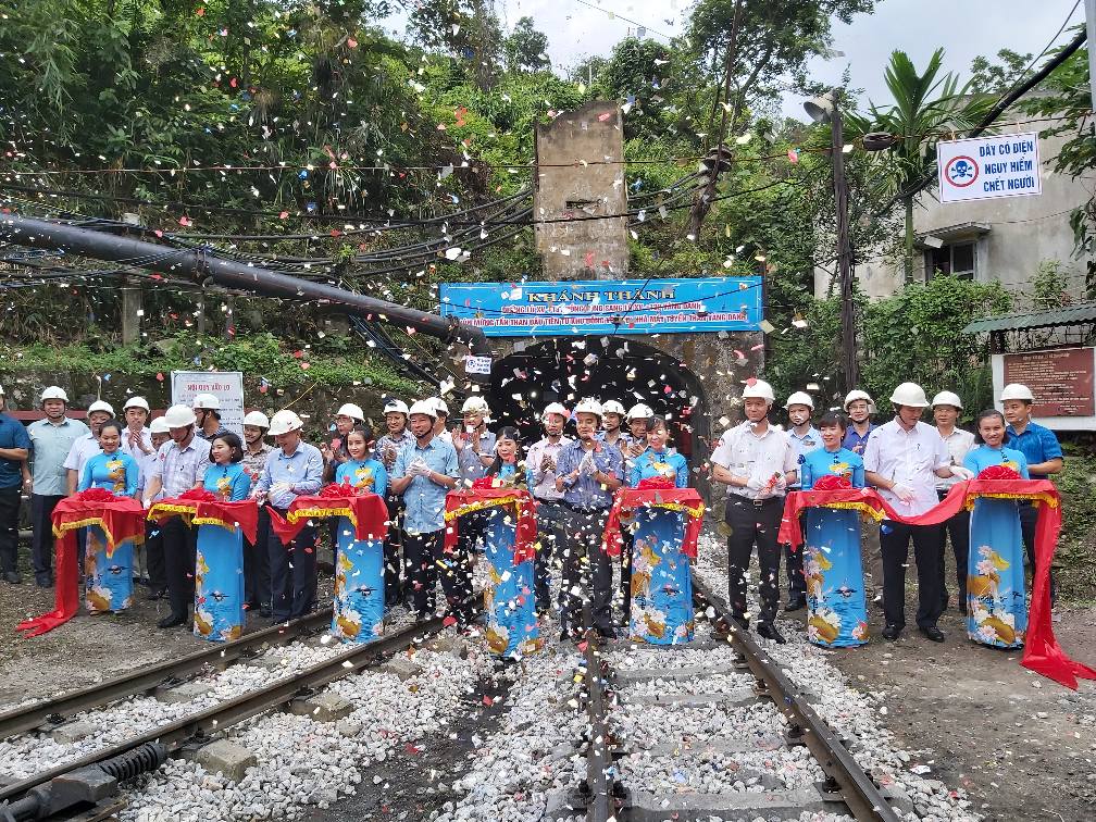 Đón tấn than đầu tiên từ khu Đồng Vông đi Nhà máy Tuyển than Vàng Danh